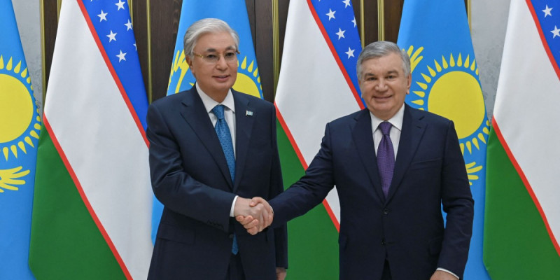Тоқаев Өзбекстан Президентімен бейресми кездесу өткізді