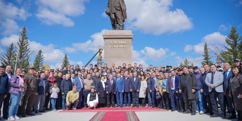 Ғылым күні: Астанада Қаныш Сәтбаевты еске алу рәсімі өтті