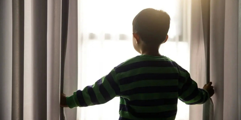 Қарағандыда ата-анасымен бірге қонаққа барған бала биіктен құлап кетті