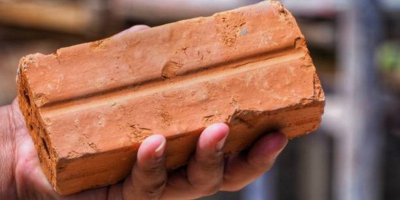 Қарағанды облысында 3 жасар баланың басына кірпіш құлаған