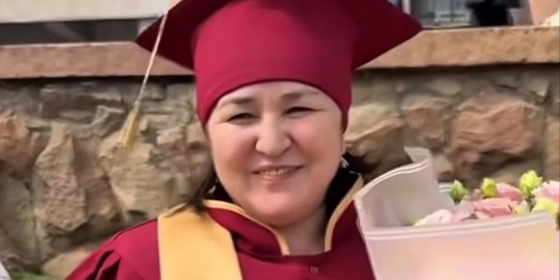 "32 жылдан соң диплом алды": Анасының диплом табыстау рәсіміне келген қыз жұртты сүйсіндірді (ВИДЕО)