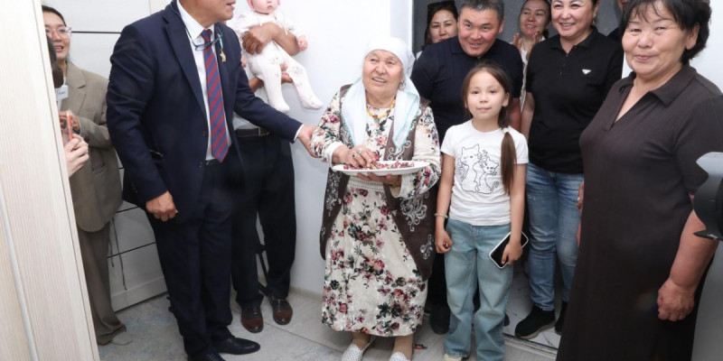 Жас ғалымдар Президент табыстаған пәтерге қоныстанды