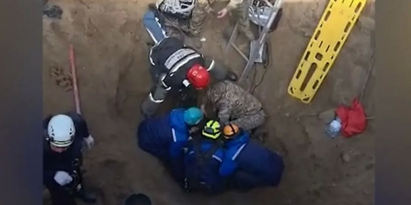 Павлодарда адамдарды топырақ басып қалды: аман қалған жұмысшылардың жағдайы қалай