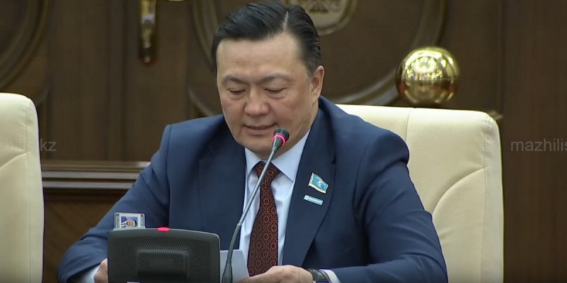 "300 мың теңгеге өзіңді де, ата-бабаңды да "алтын адам" қылады" – депутат атақ сататындарды сынады