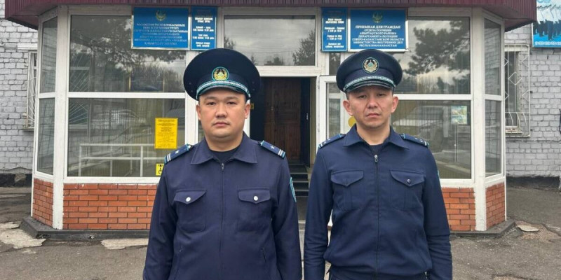 Полицейлер түнде мұздай суға түсіп кеткен 86 жастағы әжейді құтқарды