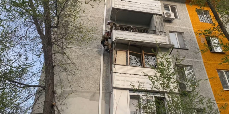 Қонаев қаласында 4 жастағы бала пәтерде қамалып қалған