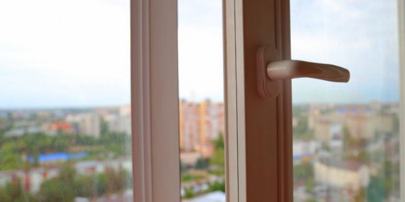 Енді пәтерінің терезесі ашық қалған ата-аналар айыппұл төлейді