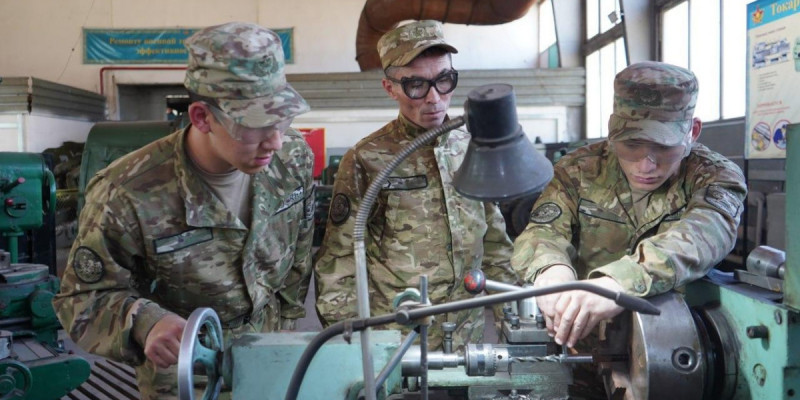 Әскерде жаңа мамандық игерген алғашқы сарбаздар оқуын аяқтады