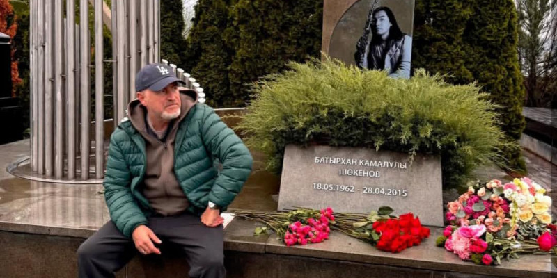 «Барлық гүл саған»: Ресейлік әнші Леонид Агутин Батырхан Шүкеновтың зиратына барды