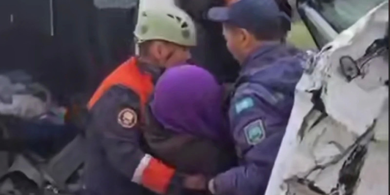 Жетісу облысында жол апаты салдарынан ер адам көлікте қысылып қалған