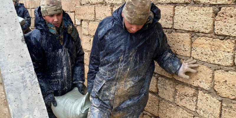 Ұлттық ұлан сарбаздары Жаңаөзенде су басу салдарын жоюға қатысты