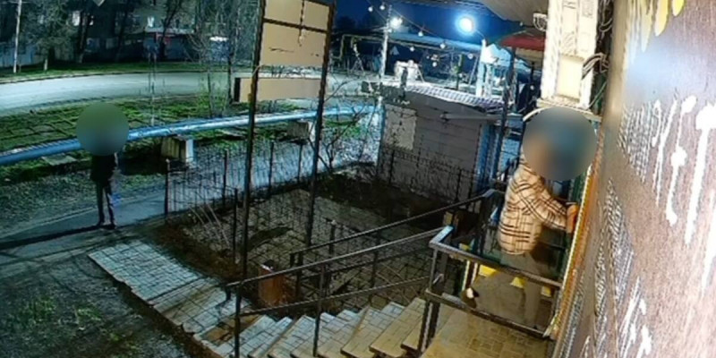 Оралда дүкен тонаумен айналысқан екі күдікті ұсталды