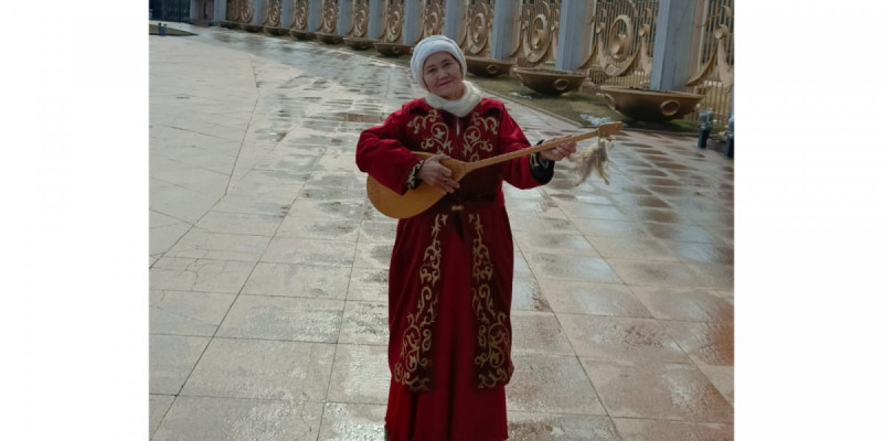 Абайдың әндерін 3 тілде шырқаймын – Ағылшыншаға судай 75 жастағы әже