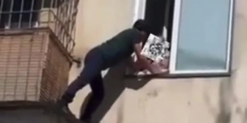 Екібастұзда 59 жастағы ер адам терезеден құлап кете жаздаған баланы құтқарып қалды (ВИДЕО)