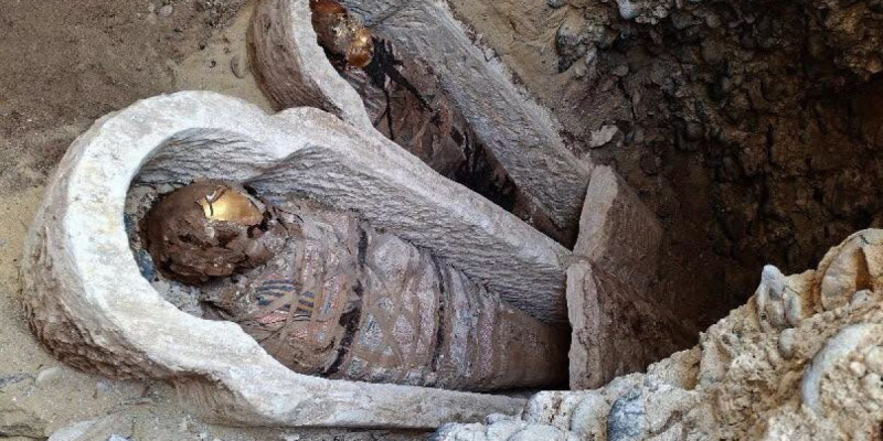 Мумияның ішінен "Илиаданың" бір парағы табылды