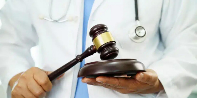 Астанада жедел жәрдем қызметкеріне шабуыл жасаған азаматқа сот үкімі шықты