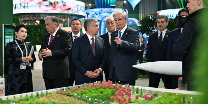 Мемлекет басшылары Өңірлік экологиялық саммиттің көрме павильондарын аралады