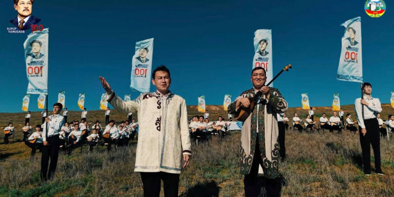 Ақтөбе облысында 100 домбырашы бір мезетте «Ақбұлақ» әнін шырқады