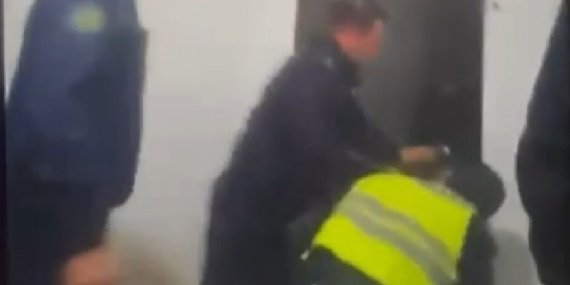 Құлсарыда балалар дер кезінде полиция шақырып, аналарын құтқарып қалды