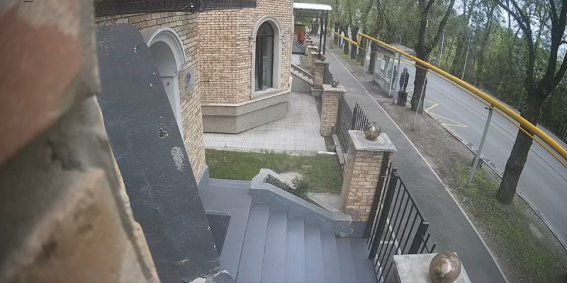 Алматылық жігіт зейнеткерді аялдамада аяусыз ұрып кеткен (ВИДЕО)