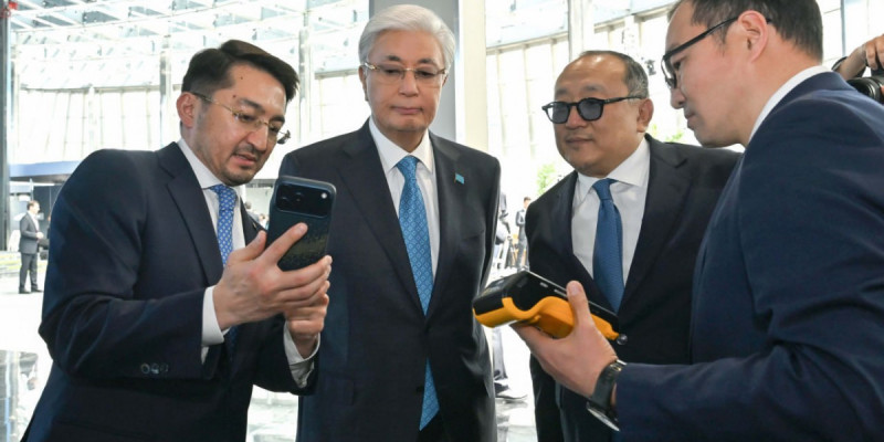 Президентке Қазақстандағы алғашқы криптовалютамен төлеу үрдісі көрсетілді