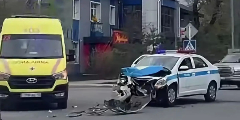 Қостанайда полиция көлігі жол апатына түсіп, екі адам зардап шекті