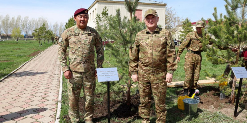 Қорғаныс министрі мен әскери қызметшілер «Таза Қазақстан» экологиялық акциясын қолдады