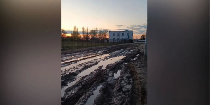«Балалар мектепке бара алмай отыр»: Атырау облысындағы ауылда жол жоқ