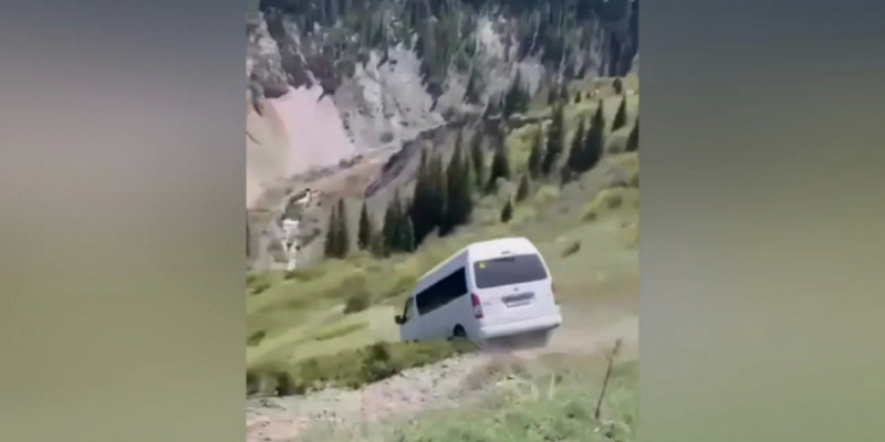 Көлсайда туристік автобус шатқалға құлап кетті