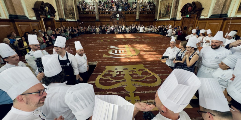 Лондонда әлемдегі ең үлкен тирамису пісірілді