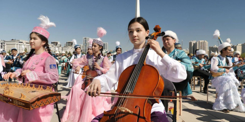 Астанада 2 000 оқушы бір мезетте «Алтын ұя» күйін орындады (ВИДЕО)