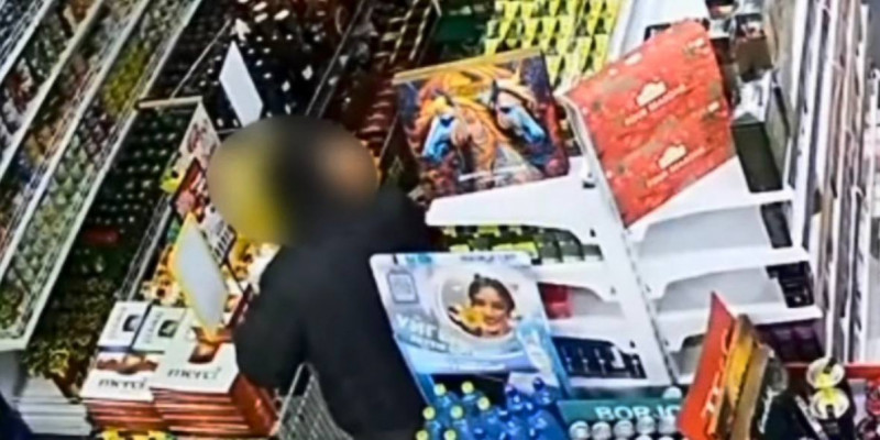 Тәттіқұмар ұры: Өскемен тұрғыны дүкеннен 100-ге жуық шоколад ұрлаған