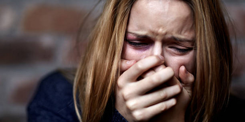 «Қол көтеріп, видеоға түсіріп қорлады»: Алматылық әйел көптен көмек сұрады