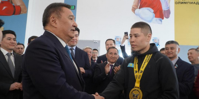 Бокстан әлем чемпионы Оразбек Асылқұловқа пәтер кілті табысталды (ВИДЕО)