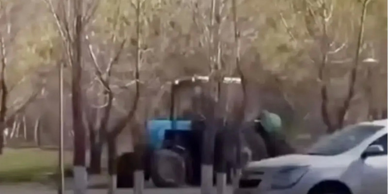 Астанада трактор жүргізушісі полицейлерден тротуармен қашқан