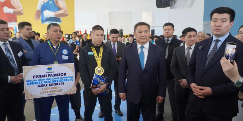 Танымал боксшы Оразбек Асылқұловқа екі бөлмелі пәтердің кілті табысталды