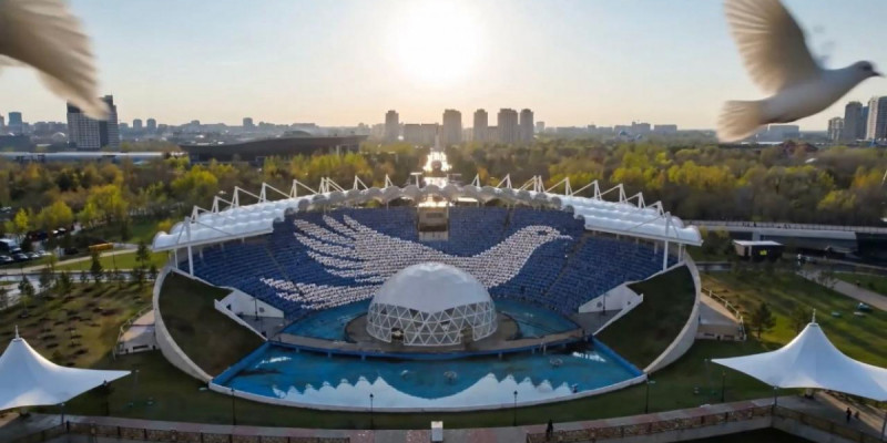 Астанада 3 мыңға жуық оқушы Бірлік күніне орай «Ақ көгершін» әнін орындады