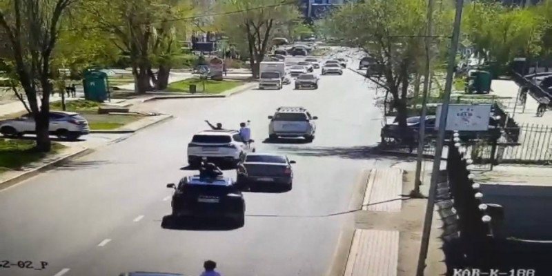 Қарағандыда көлік тізгіндеген жастар жол ережесін өрескел бұзған