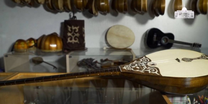 Енді домбыраны ұшаққа қол жүгi ретінде тегін алып кіруге болады