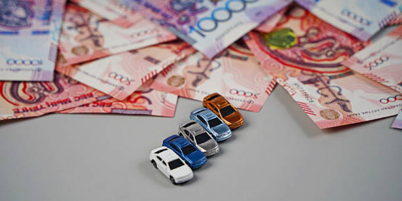 Автосалон қызметкері компания мен клиенттердің 334 млн теңге тұратын көліктерін сатып жіберген
