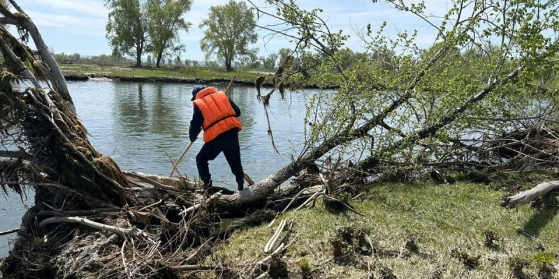 Өскеменде өзенді жүзіп өтпек болған екі жігіт суға батып кетті
