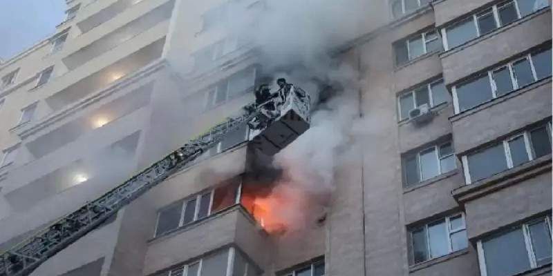 Астанада көпқабатты тұрғын үйдің балкондары өртенді