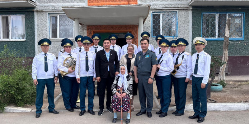Ұлттық ұлан оркестрі жезқазғандық тыл ардагерін Жеңіс күнімен құттықтады