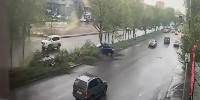 Көлік ағаштарды жайпап кеткен: 18 жастағы жүргізуші ауыр жол апатына түсті (ВИДЕО)
