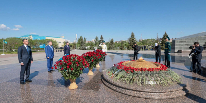 Олжас Бектенов, Мәулен Әшімбаев және Ерлан Қошанов соғыс жылдарында құрбан болғандарды еске алды