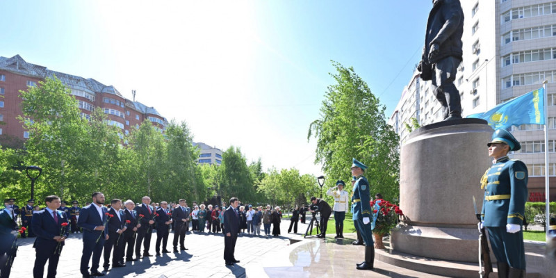 Мәжіліс төрағасы Талғат Бигелдиновтің ескерткішіне гүл шоғын қойды