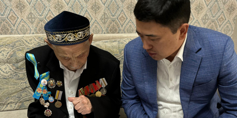 «AMANAT» партиясының Хатшысы Ержан Жылқыбаев 102 жастағы майдангерге құрмет көрсетті