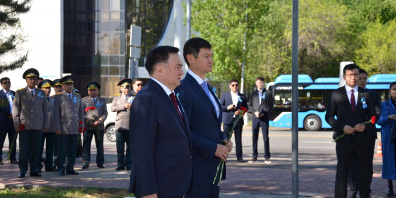 Жоғарғы Сот төрағасы Мәншүк Мәметованың ескерткішіне гүл шоқтарын қойды