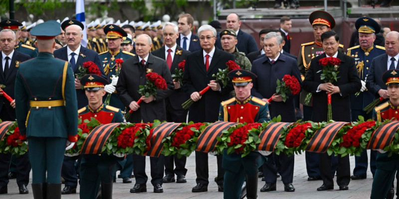 Тоқаев Мәскеудегі Қызыл алаңда өткен әскери шеруге барды