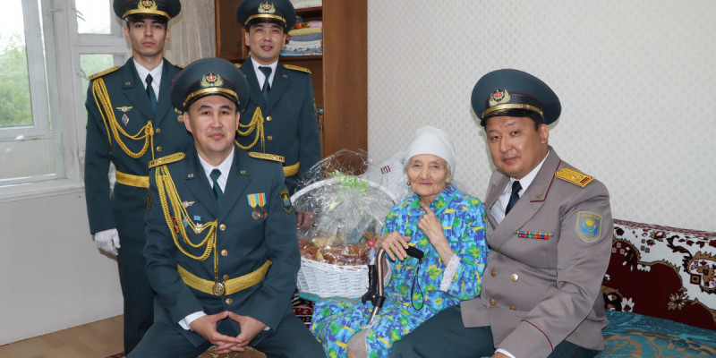 Ұлттық ұлан тыл ардагерлеріне құрмет көрсетті
